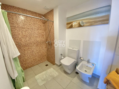 Imagen 9 de 14 de Venta De Apartamento De 2 Dormitorios En Edificio Icon Brava Punta Del Este