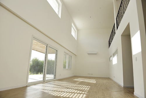 Imagen 2 de 13 de Casa Chalet En Venta Ubicado En Puertos - Araucarias, Escobar