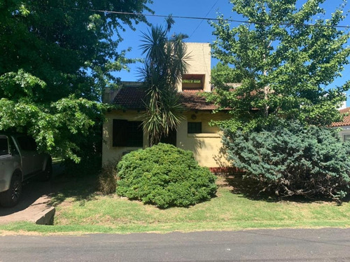 Imagen 2 de 29 de Casa En Venta De Country Champagnat Con Muy Buen Parque Y 2 Dorms