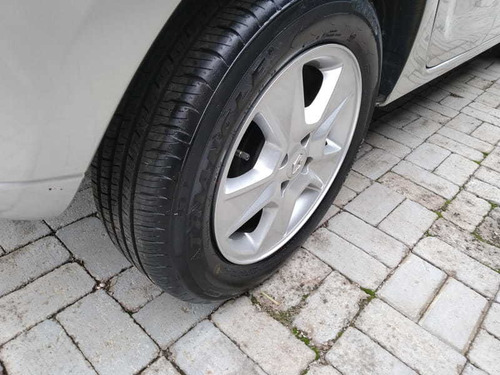 Imagem 12 de 12 de Renault Sandero Authentic 1.0 16v Flex 4p