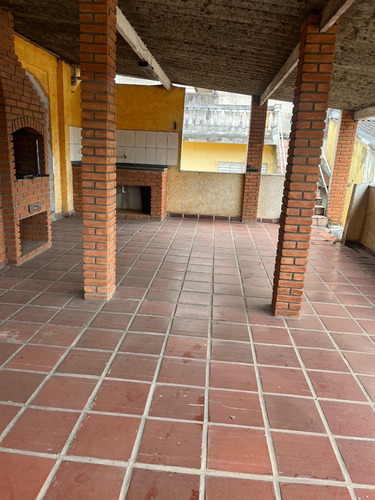 Casa Com Ótimo Quintal E Reformada