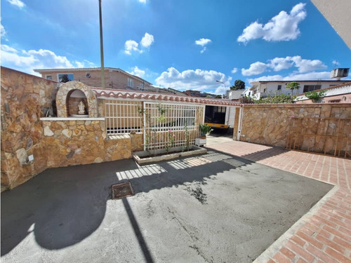 Casa Con Amplios Jardines En Urb Parque El Retiro, San Antonio