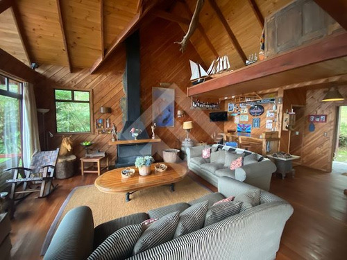 Casa En Venta De 6 Dorm. En Panguipulli