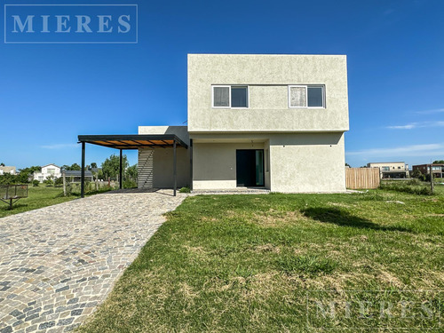 Casa En  Venta En El Cantón Barrio Islas, A La Laguna