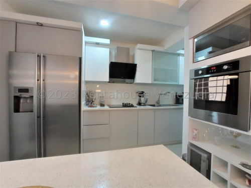 Moderno Apartamento En Venta Concepto Amerciano Remodelado Conjunto Privado Las Carolinas Turmero Vigilancia Pozo Estef 24-3492