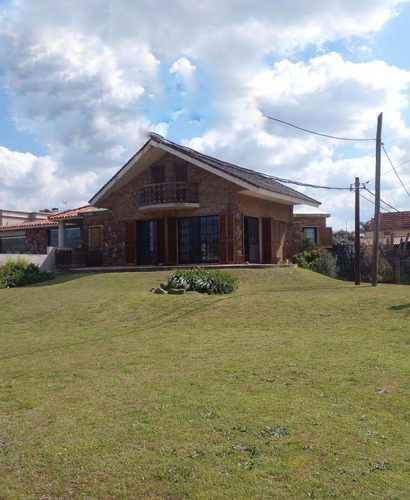 Excelente Chalet De Tejas Sobre La Rambla En Barra De Carrasco