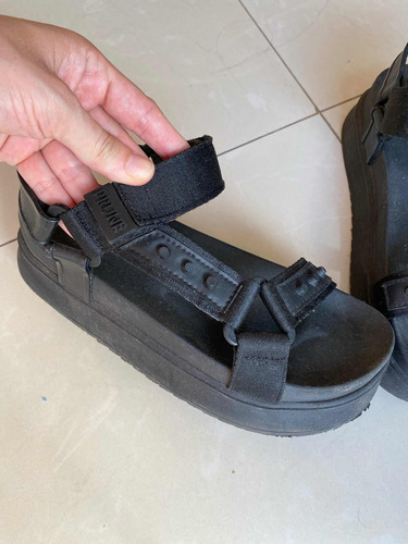 Sandalias Negras Marca Prune Talle 38 Con Abrojo (fale)