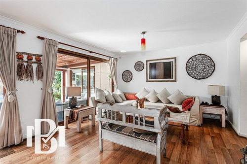 Casa En Venta En Condominio De 5 Dorm. En Las Condes