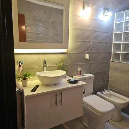 Excelente Chalet De 4 Amplios Ambientes Sobre Lote De 12,99 X 51, Con Garage Cubierto Para 3 Autos, Galeria Con Parrilla, Fondo Y Quincho. Excelente Estado. Nuevo Valor