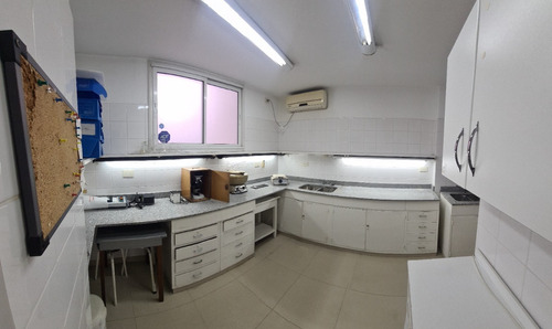 Junín Al 1000 Y Av. Santa Fe. Planta Baja Al Frente A La Calle Superficie Total 177 M2, Cubierta 148 M2. 6 Consultorios. 2 Baños. 1 Toilette. Patio. Laboratorio. Office. Impecable. Apto Crédito