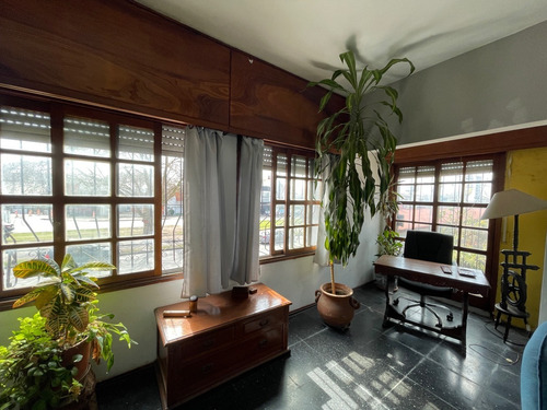 Imagen 3 de 15 de Venta De Amplia Casa Sobre Avenida Italia, Ideal Para Vivienda O Empresa.