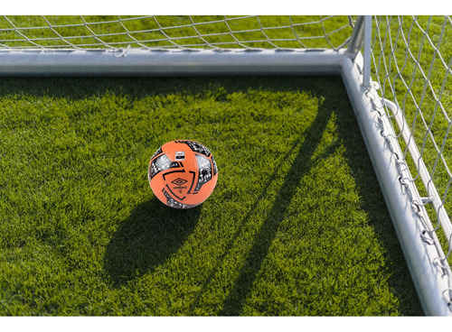 Pelota Futbol Oficial Umbro New Swerve N°4 Entrenamiento