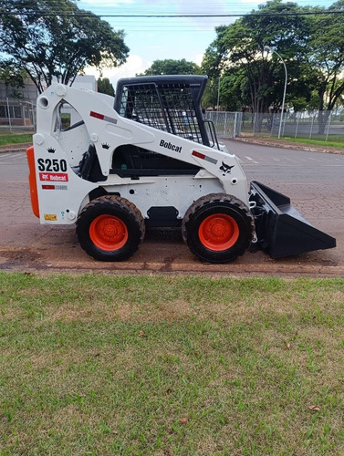 Mini-carregadeira Bobcat S250 Ref.241958