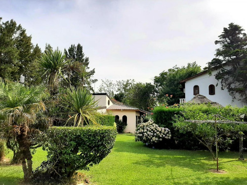 Casa En Alquiler - 5 Dormitorios 4 Baños - 1.400mts2 - Bosques, Florencio Varela