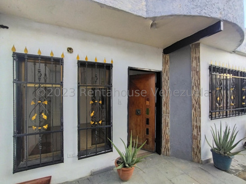 Casa En Venta, Urb. El Macaro, Maracay 24-15534 Yr