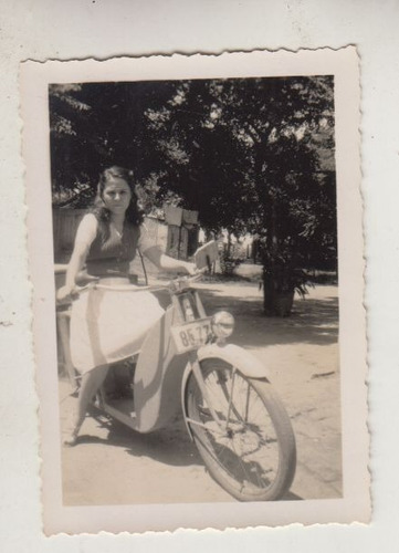 Uruguay Antigua Fotografia Dama Joven En Ciclomotor Vintage 