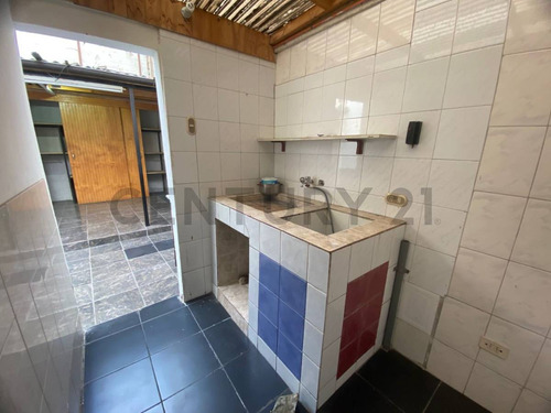 ¡amplia Casa En Arriendo 6d + 3b + Jardín + Quincho En ...