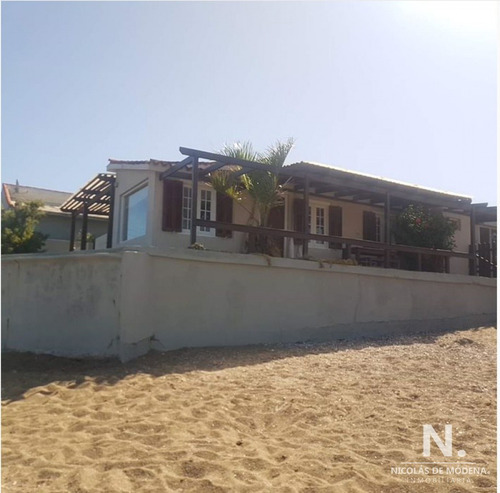 Venta  De  Casa De 4  Dormitorios Y  3  Baños En  La  Paloma, Sobre  La  Playa  A Solo 5 Metros Del Mar.