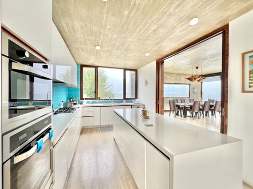 Gran Y Sólida Casa En Venta Con Privilegiada Vista, Zapallar