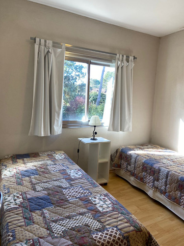 Casa Moderna De 3 Dormitorios + Dependencia. Amplio Garaje. Jardín Con Diferentes Niveles