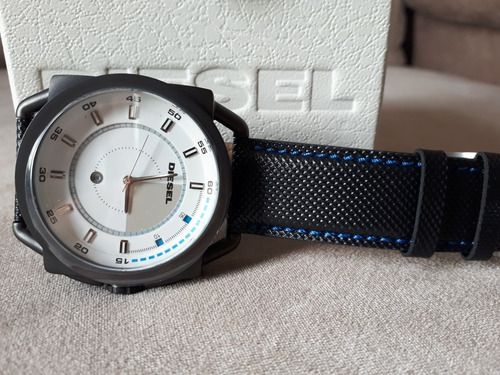 Relógio Original Diesel Fundo Branco Pulseira De Couro