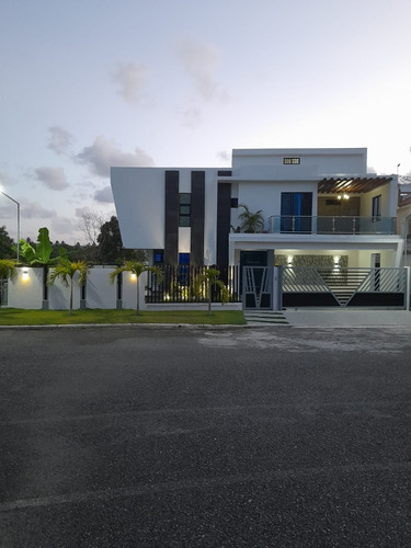 Se Vende Hermosa Casa En La Jacobo Majluta, Santo Domingo