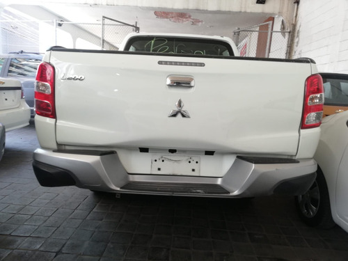 Imagen 4 de 14 de Mitsubishi L200 2018 2.4 Cabina Doble 4x2 Mt