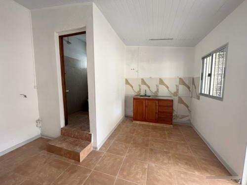 Alquiler De Hermoso Apartamento Punta De Rieles, Tipo Casita, Lugar Para 2 Autos, 1 Dormitorio, Patio, Sin Gastos Comunes, A Nuevo!! Muy Segura