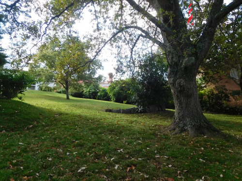 Oportunidad Destacada.construcción Solida Sobre Muy Buen Terreno, Ubicada En Golf