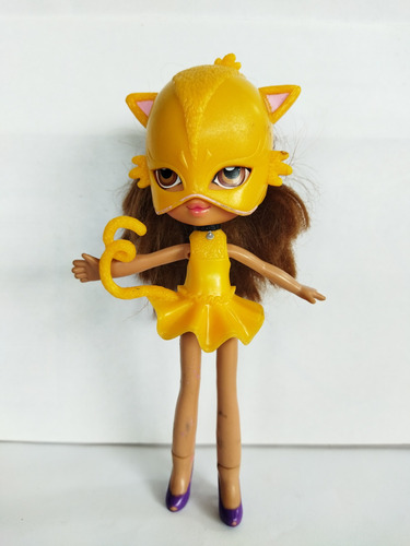 Bratz Yasmin Traje Gato Amarillo Mascara Cola Zapatillas Mga