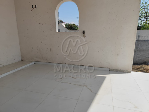 Casa En Venta En Col. Narciso Mendoza Con Amplias Recamaras Y Jardín.