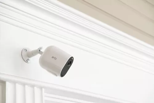 Cámara de vigilancia Wifi negra para interiores - Essential Indoor