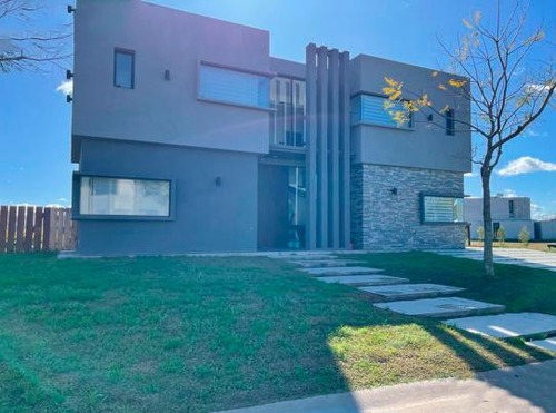 Casa En Venta - 6 Dormitorios 4 Baños - 420mts - Escobar