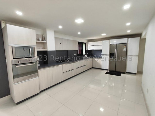 Casa En Venta En Avenida Intercomunal, Cabudare -- Ref 2 4 7 7 2 0 Monica Carrasquel