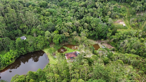 Imagem 3 de 27 de (5.800 M²) Aconchegante Chácara À Venda Em Juquitiba/sp, Contendo Casa Sede Estilo Sobrado, Área De Festas Com Churrasqueira, Integrada Com A Piscina! - 267 - 71047927