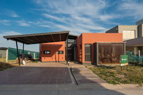 Moderna Casa De Diseño A Estrenar En Yerba Buena B° Cerrado Alto Verde. Lote Central!