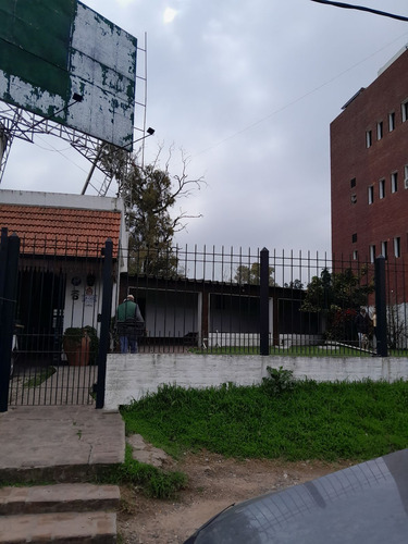 Casa Apta Comercial Sobre Colectora Con Carteles De Publicidad
