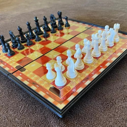 Diversão. Jogando Xadrez As Peças De Xadrez Se Movem Em Um Tabuleiro De  Xadrez Ao Jogar Um Jogo De Xadrez. Foto de Stock - Imagem de exterior,  tabuleiro: 227720566