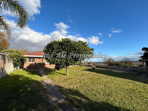 En Venta Casa A Metros De La Rambla Costanera, Colonia