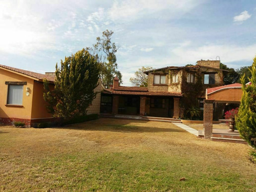 Residencia En Villas Del Mesón Pegada Al Campo De Golf, Y Su