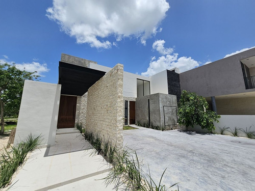 Casa En Venta En Privada Residencial Alura, Cholul.