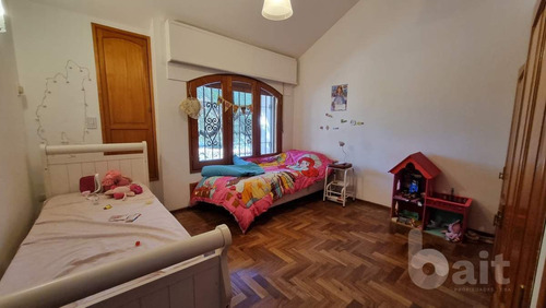 Imagen 12 de 30 de Venta Casa En Villa Belgrano, 4 Dormitorios Y 5 Baños Con Gran Parque!!
