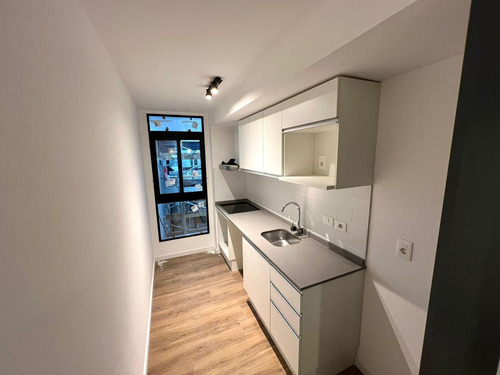 Venta Apartamento Al Frente De 2 Dormitorios Y Balcón En Centro
