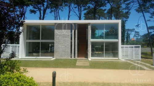 Imagen 1 de 26 de Casa En Mansa,barrio Privado, Punta Del Este, 4 Dormitorios Y Piscina Climatizada.