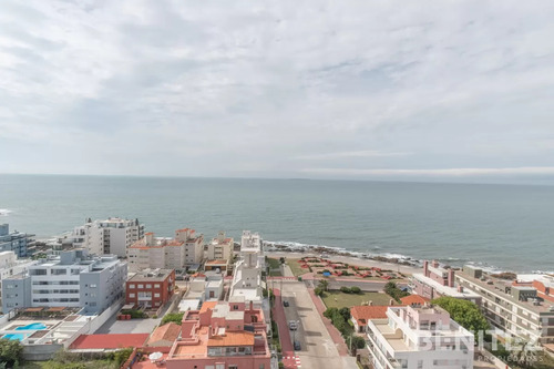 Apartamento De 3 Dormitorios. Excelente Vista Al Mar