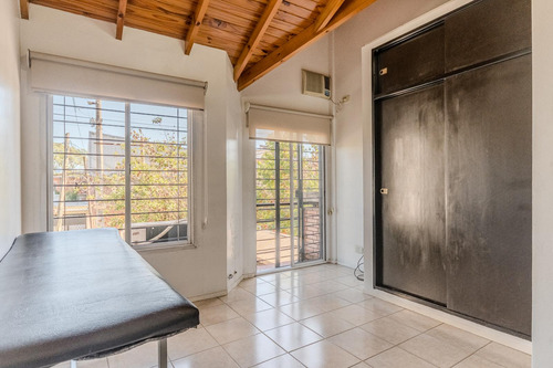 Casa Triplex Con Cochera Y Patio En Venta En Muñiz