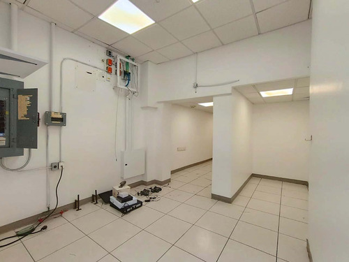 Local Comercial En Renta En Planta Baja En Av. Constituyentes, Querétaro, Querétaro