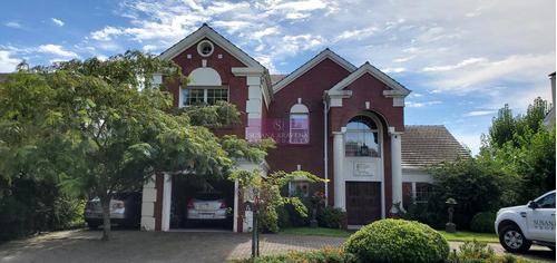 Casa En Venta En La Lomada