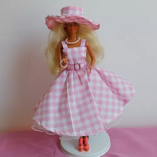 Roupas Vestido da Boneca Barbie Novo Filme 2023 Margot Robbie Kit  5(1vestido Xadrez Rosa rodado, 1vestido curto com short e chapéu, 1Maiô  listado, 1conjunto listado Ken, 1conjunto vermelho/azul Ken em Promoção na