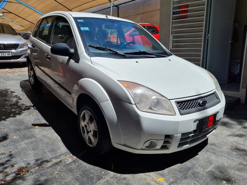 Imagen 4 de 15 de Ford Fiesta 2010 1.6 Ambiente Mp3